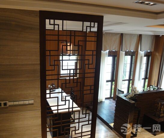 屏风的作用非常大的,在家居装饰中,屏风是一道独特的风景;在风水上来说,屏风还有挡煞、招财、聚福的作用;在空间格局来说,屏风又可区划出一个独自的区域。下面,苏州装修小编就为大家详细介绍一下屏风方面的相关知识,感兴趣的朋友不妨看看。 一、屏风种类 明清时期,屏风不仅是实用家具,更是室内必不可少的装饰品了。明清时期的屏风主要有座屏、曲屏、插屏和挂屏几种形式。 1、座屏 座屏也称八达马屏风,即带八字形底座的屏风。多由单数组成,最少三扇,最多九扇。通常正中一扇较高,其余依次向两边递减。这类屏风在皇宫都设在各