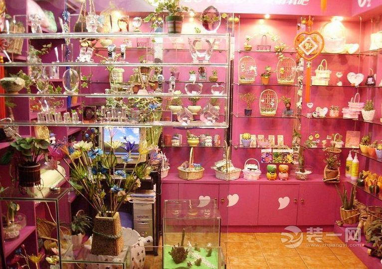 时尚别致的精品店总会让人望而止步,美观精致的小饰品永远是女生们的最爱。作为商家如何才能吸引更多的顾客来光临精品店呢?重庆装修专家告诉您:时尚美观的装修永远是实用最直观的吸引顾客的方式,下面重庆装修专家为大家讲解一下时尚精品店装修要点及注意事项,希望可以帮助到准备开精品店的朋友们。
