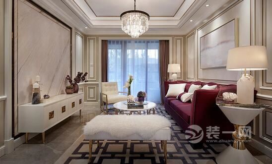 建筑面积:110 主要用材:古堡灰大理石、拼花木地板、玫瑰金不锈钢、艺术挂画、地毯 这套空间精致而蕴涵丰富,整体以米色做空间主色,加以低奢的香槟色和优雅的紫罗兰色做辅助,地面铺就无拼花的天然大理石。 天花与其它各面以金属边框镶嵌,体现内敛的恢宏,多少显露出欧洲地域的空间感,水晶吊灯与各色质感银器饰品为氛围加分不少。