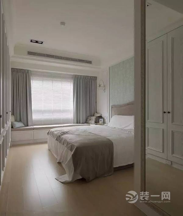 苏州装修网小编分享的这套135平米简欧风格装修实景图,以舒适年轻的简约现代欧式风格装修,通过优雅大气的材质与搭配,结合现代舒适的空间氛围,打造出一个独特惬意的空间。 电视墙以简洁大理石造型,搭配温润舒适的地毯,时尚年轻小茶几,整个空间都充斥着舒适年轻的味道; 主次沙发采用多个风格搭配,棕色皮沙发椅、蓝调布艺主沙发,还有靠窗的一张极简布艺沙发,搭配落地大窗的纱帘,给人以舒适轻松的氛围感; 时尚创意的茶几,中间还是有个空洞的,非常的独特; 连贯客厅的餐厅,宽度比客厅要小,不过这样的布置也是刚刚好;